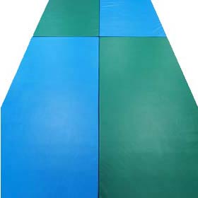 Leichtturnmatten in Grün und Blau mit Klettecken, als Fläche ausgelegt